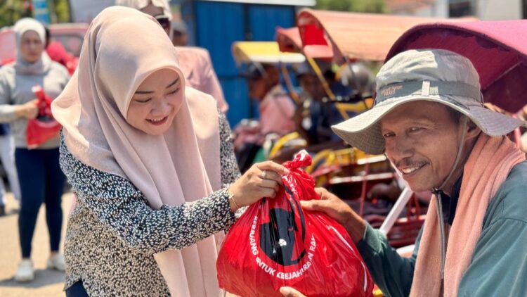 (KM/Fathor Rahman) DERMAWAN: 150 ribu paket sembako dibagikan kepada masyarakat di empat kabupaten di Madura.