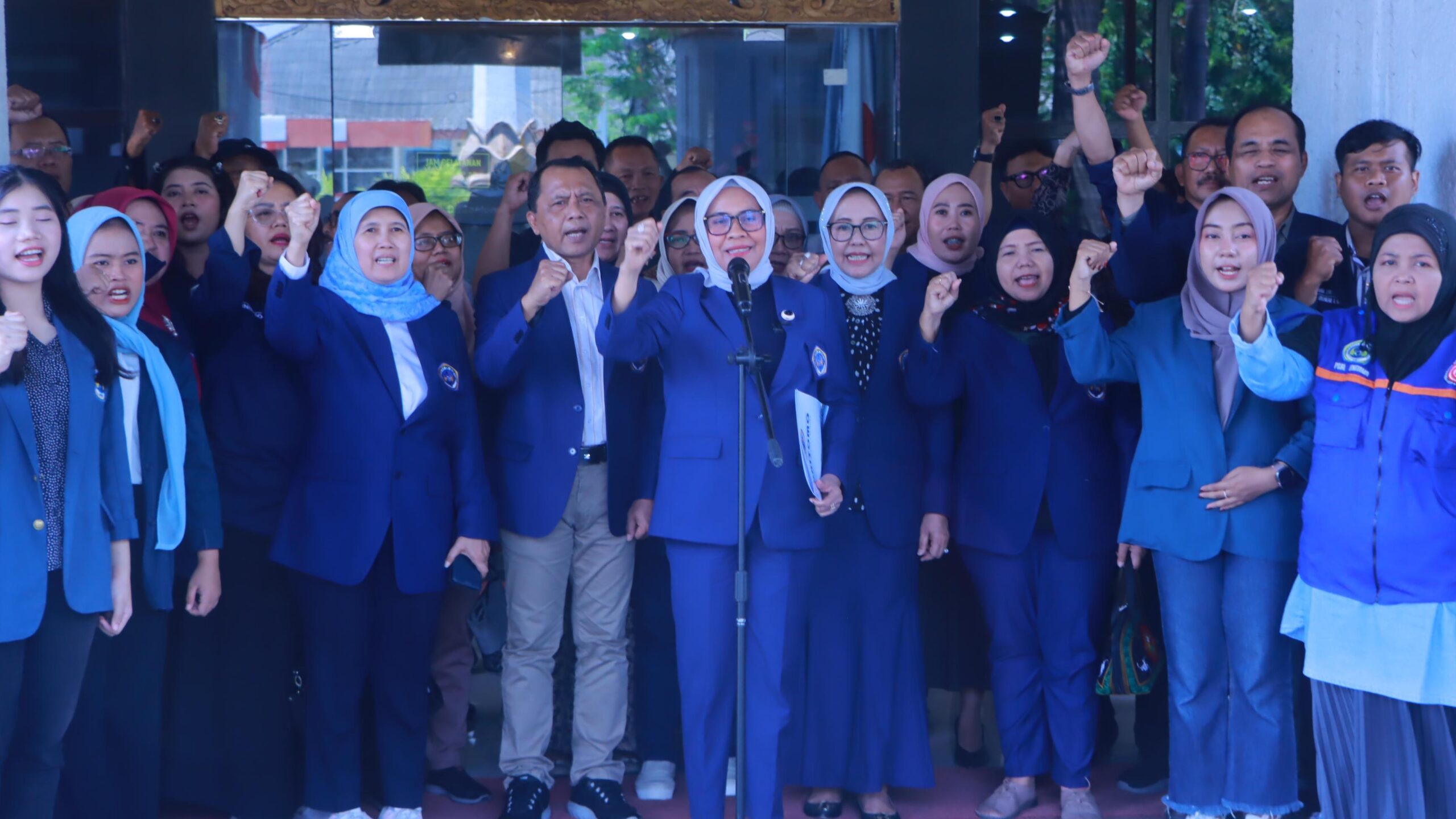 ENERJIK DAN PEDULI: Rektor Unitomo Prof. Siti Marwiyah saat menyampaikan lima sikap kampusnya terkait persatuan dan kedamaian Indonesia. (Slow/Kabar Madura)