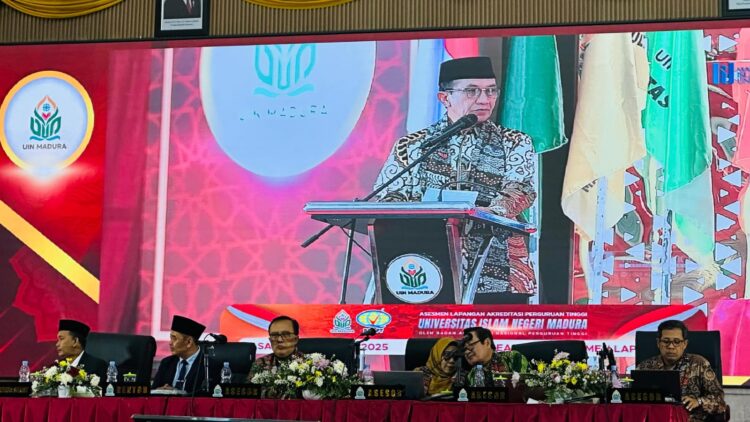 ENERJIK: Bupati Pamekasan KH. Kholilurrahman memberikan sambutan dalam acara asesmen lapangan akreditasi perguruan UIN Madura. (Khoyrul Umam Syarif/Kabar Madura)