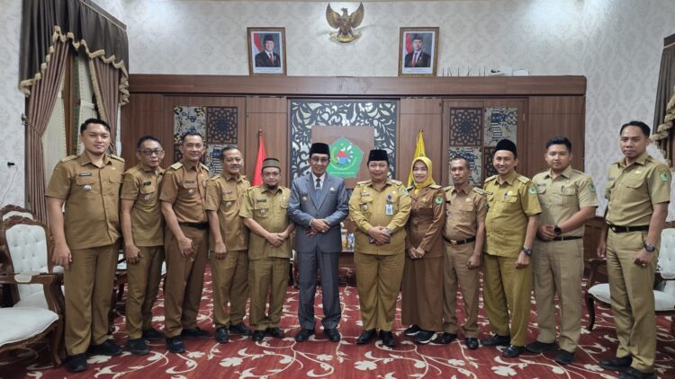 TAK KENAL LELAH: Di tengah padatnya agenda, Bupati Pamekasan KH. Kholilurrahman meluangkan waktu guna menyerap aspirasi 13 Camat yang dipimpinnya. (Khoyrul Umam Syarif/Kabar Madura)