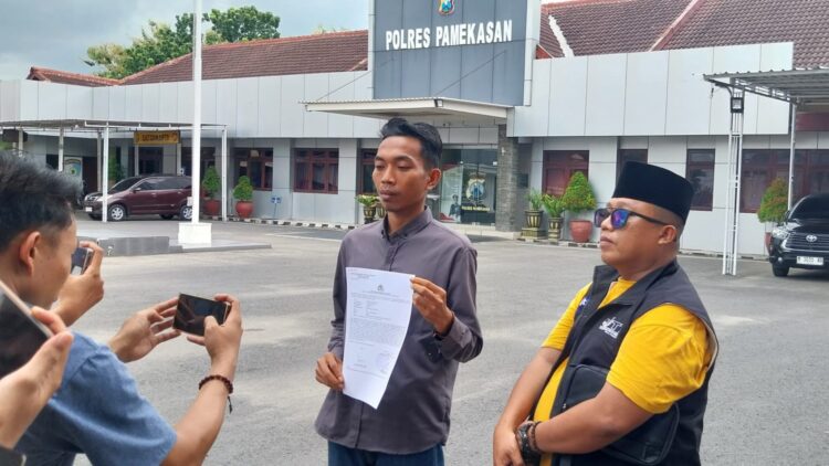 BERLANJUT: Pelapor saat melaporkan tersangka di Mapolres Pamekasan. (Khoyrul Umam Syarif/Kabar Madura)