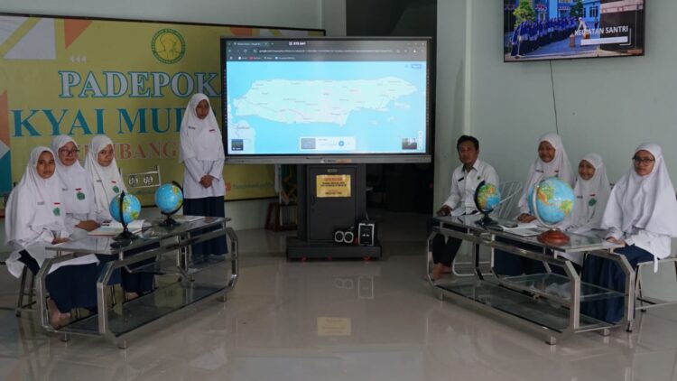 KELAS DUNIA: Islamic Boarding School Padepokan Kyai Mudrikah Kembang Kuning buka skema beasiswa 'Orang Tua Asuh' lewat kemitraan strategis dengan Al-Hidayah Waqaf Foundation Thailand. (Khoyrul Umam Syarif/Kabar Madura)
