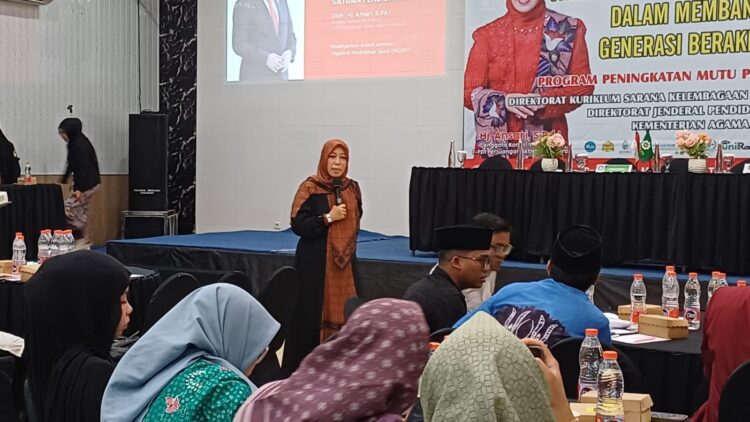 SEMANGAT: Hj. Ansari saat menjadi pembicara dalam forum Ngobrol Pendidikan Islam (Ngopi) UIN Sunan Ampel Surabaya. (Khoyrul Umam Syarif/Kabar Madura)
