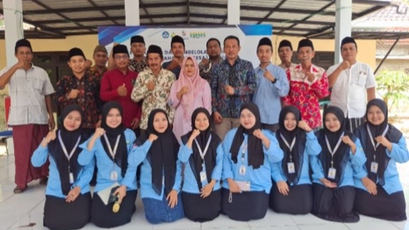 SEMANGAT: Para peserta Pengabdian Masyarakat oleh Mahasiswa (PMM) menekankan penguatan dan pengelolaan BUMDes di Desa Banuaju Timur. (Abbas untuk Kabar Madura)