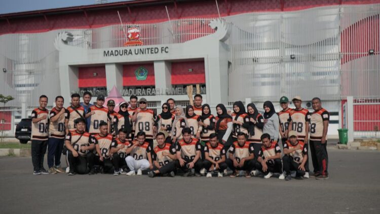 MENYALA: Manajemen dan karyawan Hotel Azana foto bersama usai olahraga di Stadion Gelora Madura Ratu Pamelingan Pamekasan. (Khoyrul Umam Syarif/Kabar Madura)
