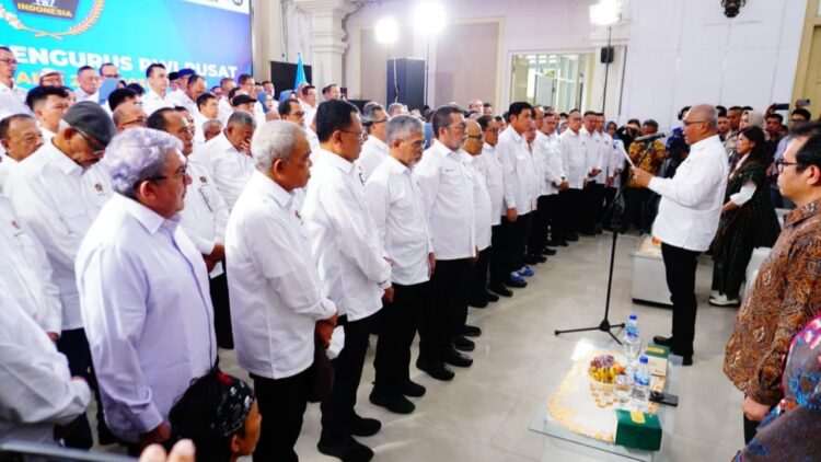 BERSATU: Para pengurus PWI Pusat 2025-2030 dikukuhkan dengan dihadiri Menteri Komunikasi dan Digital (Menkomdigi) RI Meutya Hafid. (Khoyrul Umam Syarif/Kabar Madura)
