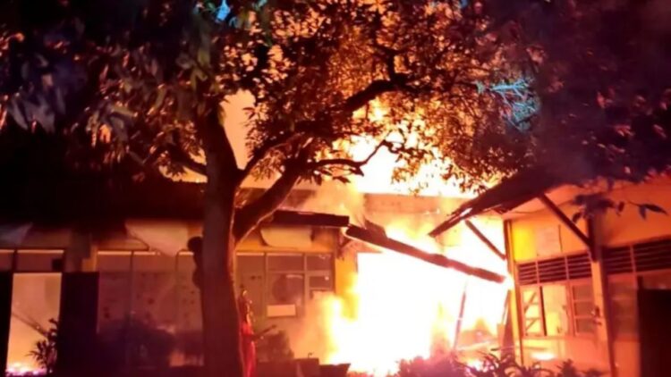 Si JAGO MERAH: SDN Potoan Daya 2, Palengaan, Pamekasan hangus terbakar. (Khoyrul Umam Syarif/Kabar Madura)