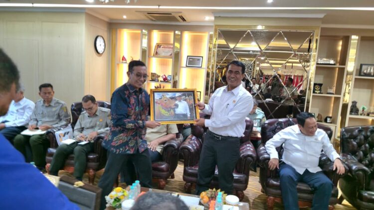 ENERJIK: Bupati Pamekasan KH Kholilurrahman (berbatik) bersama Menteri Pertanian RI Andi Amran Sulaiman. (Khoyrul Umam Syarif/Kabar Madura)