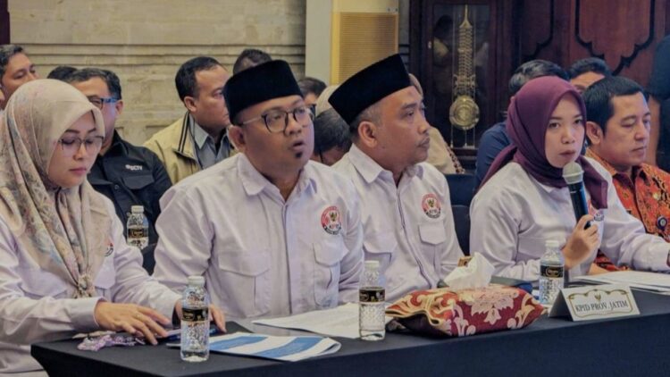 TENDENSIUS: Ketua KPID Jatim Royin Fauziana (pegang mik) menilai tayangan Trans7 mengandung disinformasi tentang pondok pesantren. (Khoyrul Umam Syarif/Kabar Madura)