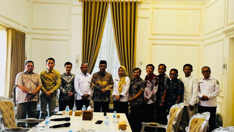 UNTUK MADURA: Tim KEK Tembakau dari KAMURA mendapat dukungan dari Bupati Kholilurrahman. (Khoyrul Umam Syarif/Kabar Madura)