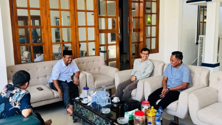SPIRIT MUDA: Wakil Bupati Sampang Ahmad Mahfudz (berkopiah) saat berdiskusi dengan KAMURA. (Moh Subhan/Kabar Madura)