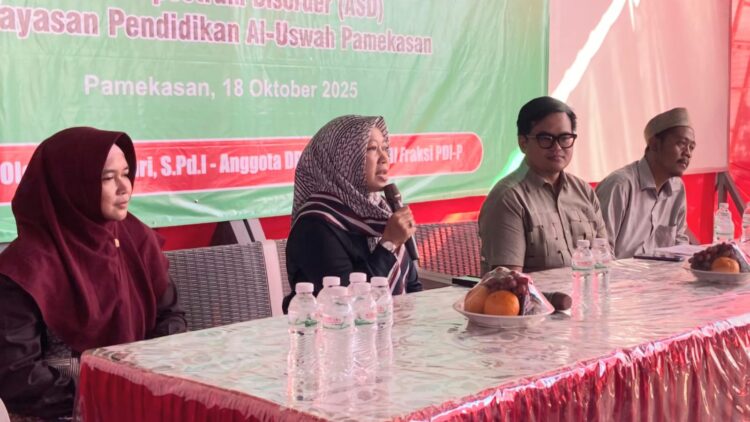 PEDULI: Anggota DPR RI Hj. Ansari mengajak guru dan orang tua memikirkan anak yang ASD. (Khoyrul Umam Syarif/Kabar Madura)