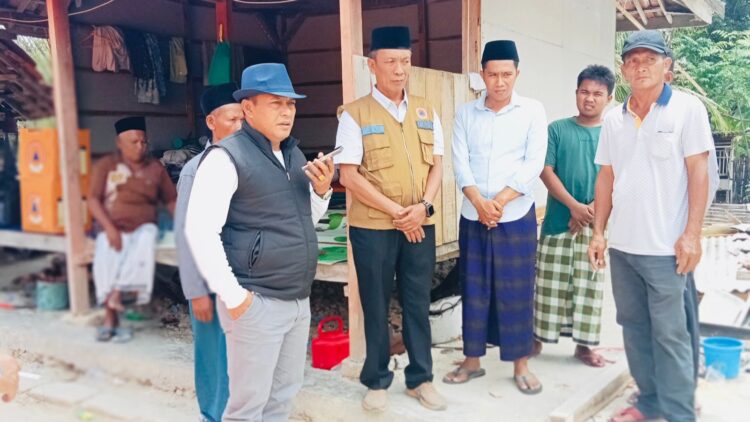 KEPEMIMPINAN KOBOY: Wabup Pamekasan H. Sukriyanto mengabaikan hari liburnya demi meringankan beban hidup korban kebakaran. (Khoyrul Umam Syarif/Kabar Madura)