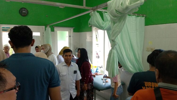 BIKIN TEGANG: Suasana Puskesmas di Pamekasan saat menangani para siswa keracunan menu MBG. (Ist/Kabar Madura)