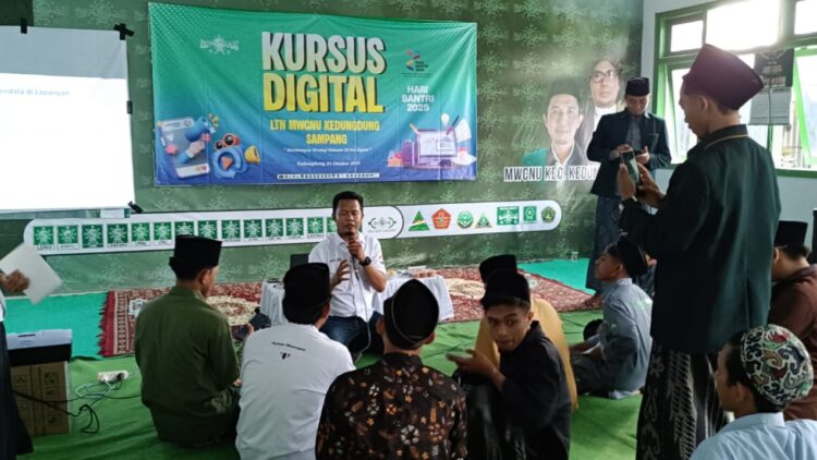 MENCERAHKAN: Ketua JCP Achmad Jadid, saat memaparkan materi tentang cara menulis berita dan teknik wawancara. (Khoyrul Umam Syarif/Kabar Madura)