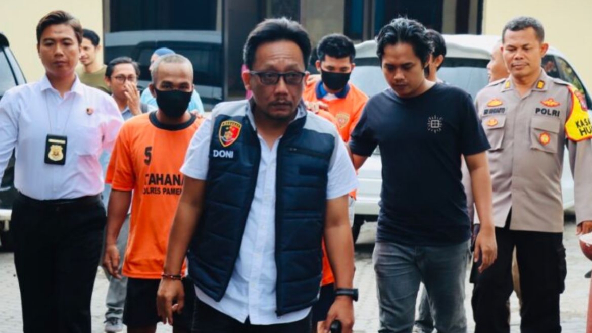 TIDAK MAIN-MAIN: Kasatreskrim Polres Pamekasan AKP Doni Setiawan (berkacamata) memastikan berkas dan tersangka dugaan intimidasi wartawan JTV Madura sudah diserahkan ke Kejari. (Khoyrul Umam Syarif/Kabar Madura)