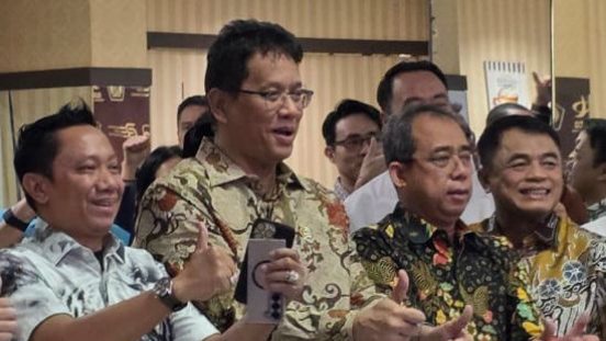 BERKONTRIBUSI: Owner PR Cahaya Pro H. Fathor Rosi (kiri) saat bersama Menteri Keuangan RI Purbaya. (Ist/Kabar Madura)