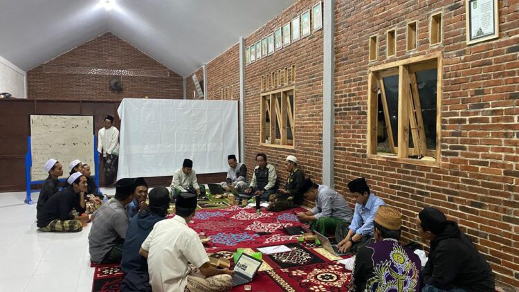 SEMANGAT MENGABDI: Panitia Silaturahmi Nasional saat rapat guna mempersiapkan acara. (Maniro/Kabar Madura)