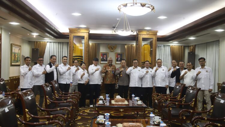 KUATKAN SINERGI: Ketua Umum PWI Akhmad Munir (berbatik) menyampaikan apresiasi dan mengharapkan konsistensi pelaksanaan kebijakan saat audiensi di Mabes Polri. (Lutfil Hakim/Kabar Madura)