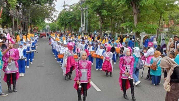 MENAKJUBKAN: Di Harjad ke-459 Pamekasan, Drumband SDN Bugih 3 Pamekasan menjadi bagian yang memeriahkannya. (Khoyrul Umam Syarif/Kabar Madura)