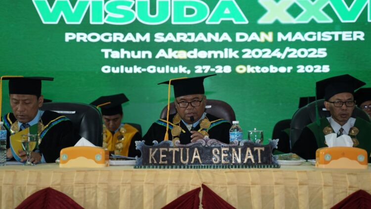 MEMBANGGAKAN: Rektor Universitas Annuqayah Dr. KH. Muhammad Hosnan (tengah) saat memimpin Rapat Senat Terbuka dan Wisuda ke-XXVII Program Sarjana dan Magister. (Khoyrul Umam Syarif/Kabar Madura)