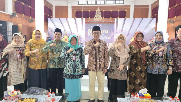WARISAN BUDAYA: Bupati Pamekasan KH. Kholilurrahman mengapresiasi penyelenggaraan Festival Batik Madura. (Khoyrul Umam Syarif/Kabar Madura)
