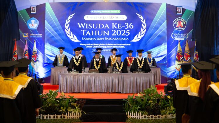 MENGESANKAN: Rektor UNIRA Dr. Gazali saat memimpin sidang terbuka dalam pelaksanaan wisuda 2025. (Khoyrul Umam Syarif/Kabar Madura)