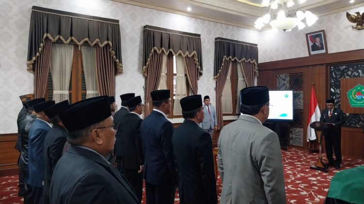 ENERGI BARU: Bupati Pamekasan KH. Kholilurrahman melantik dan mengukuhkan serta mengambil sumpah JPT Pratama. (Khoyrul Umam Syarif/Kabar Madura)