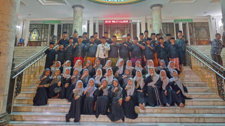 GENERASI EMAS: Para Pengusu OSIS Yaspimu 2025 foto bersama usai menetapkan program kerja saat Raker di Masjid Jamik Asy-Syuhada Pamekasan. (Bela/Kabar Madura)