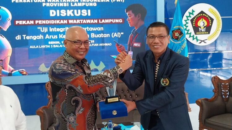TERUS BERGERAK: Ketum PWI Pusat Akhmad Munir (baju batik) saat jadi pemateri diskusi yang digelar PWI Lampung. (Lutfil Hakim/Kabar Madura)