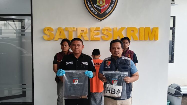 TAK BERDAYA: Polres Pamekasan melangsungkan gelar perkara pengusutan pelaku pembunuhan di depan Masjid Jamik Asy-Syuhada. (Khoyrul Umam Syarif/Kabar Madura) 