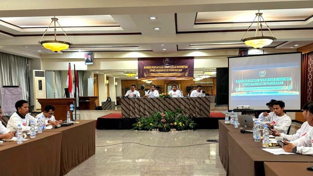 KHIDMAT: Para pengurus PWI Pamekasan menggelar Raker selama tiga hari di Royal Tretes View Hotel, Kabupaten Pasuruan. (Khoyrul Umam Syarif/Kabar Madura