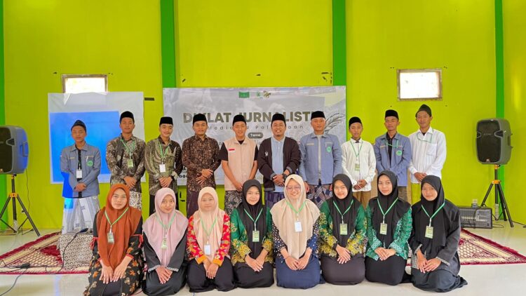 KHIDMAT: Para peserta Diklat Jurnalistik Media NU Palengaan mengikuti pelatihan dengan penuh semangat. (Ist/Kabar Madura)