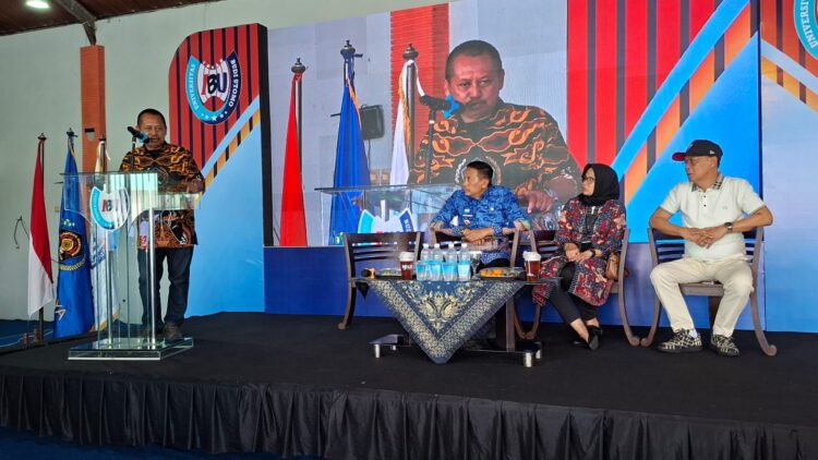 ENERJIK: Ketua PWI Jatim Lutfil Hakim saat memberikan sambutan di UKW yang digelar PWI Malang. (Ist/Kabar Madura)