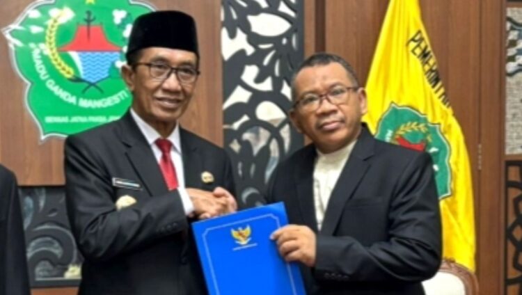 AMANAH BARU: dr. Syaiful Hidayat (kanan) saat menerima SK dari Bupati KH. Kholilurrahman sebagai Plt Direktur RSUD Smart Pamekasan. (Khoyrul Umam Syarif/Kabar Madura)