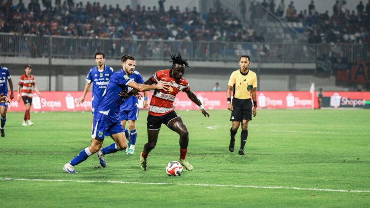 BERI BUKTI: Balotelli mencetak gol perdana untuk Madura United ke gawang Persib Bandung. (Ferdi Alifurrahman/Kabar Madura)
