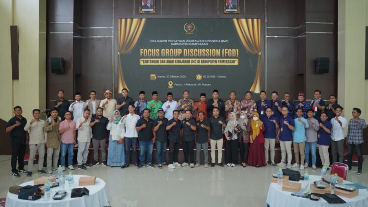 PENEGAK KEBENARAN: Suasana sesi foto bersama di acara FGD yang digelar PWI Pamekasan di UIN Madura. (Khoyrul Umam Syarif/Kabar Madura)