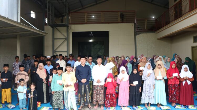 PEDULI: Direktur PR Sumur Kandang Salman Alfarisi memberikan santunan kepada anak yatim. (Khoyrul Umam Syarif/Kabar Madura)