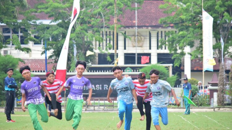 SUKSES: Para peserta lomba yang berasal dari siswa jenjang SMP se-derajat tampak antusius berkompetisi. (Khoyrul Umam Syarif/Kabar Madura).