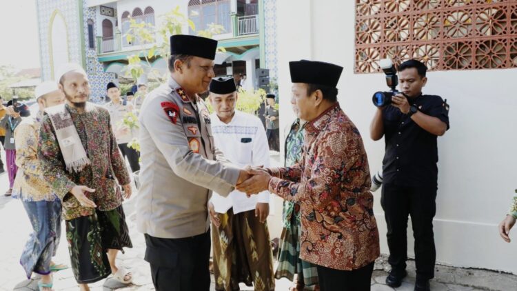 RAMAH: Wabup Pamekasan H Sukriyanto (berbatik) saat menyambut kehadiran Kapolda Jatim. (Khoyrul Umam Syarif/Kabar Madura)