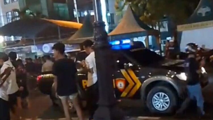 URUSAN NYAWA: Suasana menegangkan di depan Masjid Asy-Syuhada Pamekasan usai terjadi pembunuhan. (Safira Nur Laily/Kabar Madura)