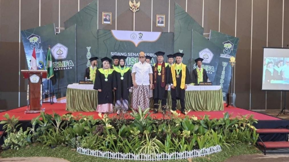 INSPIRATIF: Haji Her foto bersama 4 wisudawan terbaik STAIFA Pamekasan. (Khoyrul Umam Syarif/Kabar Madura)