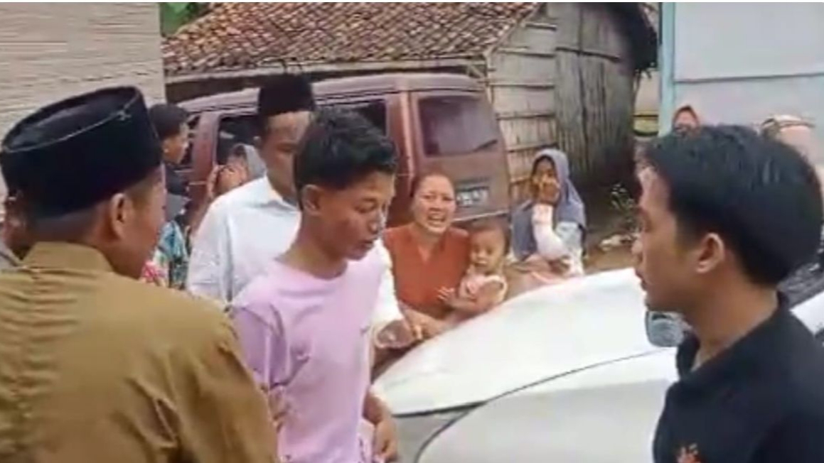 TAK BERDAYA: Terduga pelaku pembunuhan (baju ungu) di depan Masjid Jamik Asy-Syuhada diamankan Polres Pamekasan. (Ist/Kabar Madura)