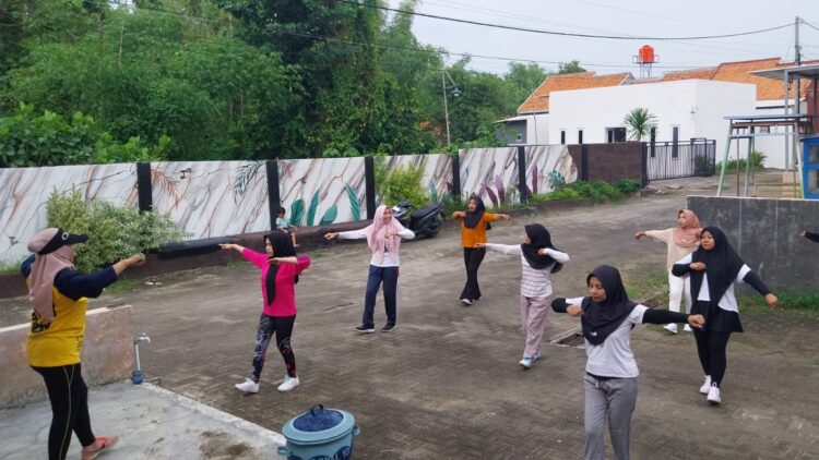 SEHAT: Beberapa peserta senam sedang peras keringat. (Khoyrul Umam Syarif/Kabar Madura)