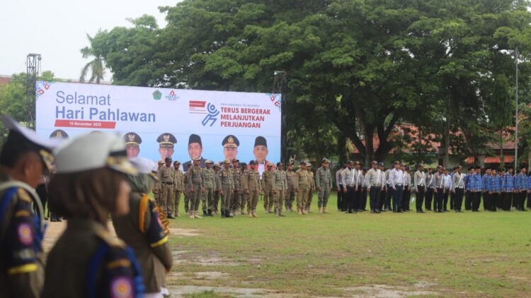 PENUH PERJUANGAN: Meski diguyur hujan, upacara peringatan Hari Pahlawan Nasional 2025 tetap berlangsung khidmat di Kabupaten Pamekasan. (Khoyrul Umam Syarif/Kabar Madura)7