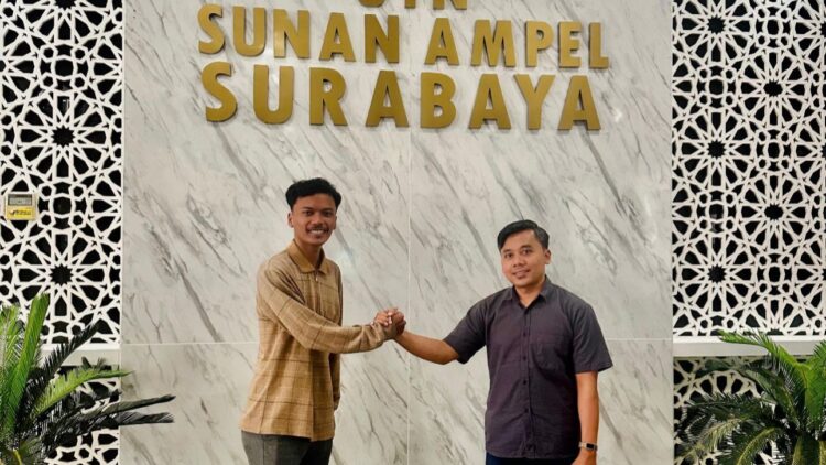 ENERJIK: Subairi Muzakki (kanan) selaku Ketua Penyusunan Naskah Akademik KEK Tembakau Madura dan Alwan Naufal Bariq Presiden Mahasiswa UIN Sunan Ampel Surabaya. (Khoyrul Umam Syarif/Kabar Madura)