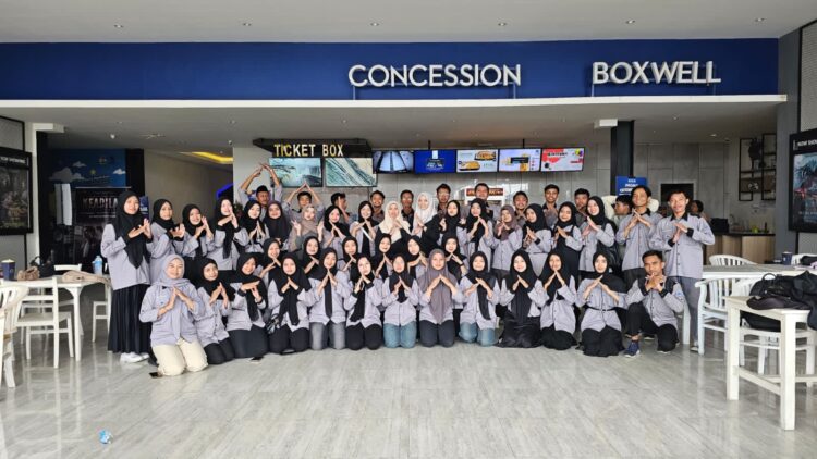 MENYEGARKAN: Para mahasiswa UIN Madura saat Field Study di KCM Pamekasan. (Khoyrul Umam Syarif/Kabar Madura)