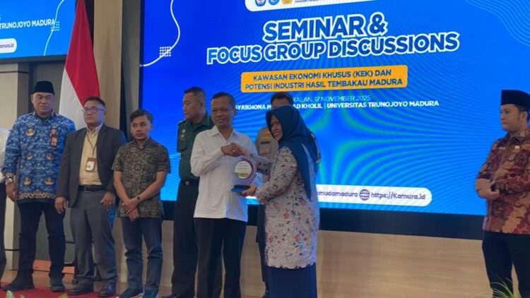 DUKUNGAN AKADEMIS: Rektor UTM Prof Safi' menilai KEK Tembakau Madura sebagai terobosan untuk industrialisasi Madura. (Subairi Muzakki/Kabar Madura)
