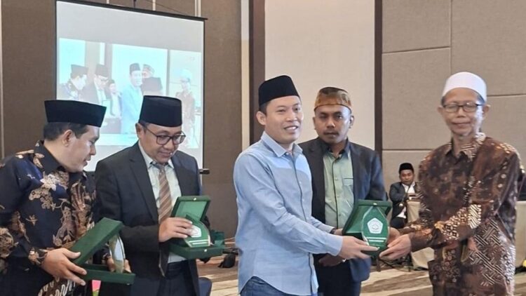 SEMANGAT: Ketua Komisi II Dewan Perwakilan Rakyat Daerah (DPRD) Pamekasan, Salman Al Farisi (tengah) saat menghadiri acara STAIFA Pamekasan. (Khoyrul Umam Syarif/Kabar Madura)