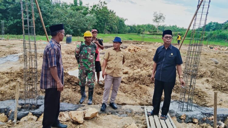 PANGESTOH: Wabup Pamekasan H. Sukriyanto (dua dari kanan) memantau langsung pembangunan Koperasi Merah Putih. (Ist/Kabar Madura)